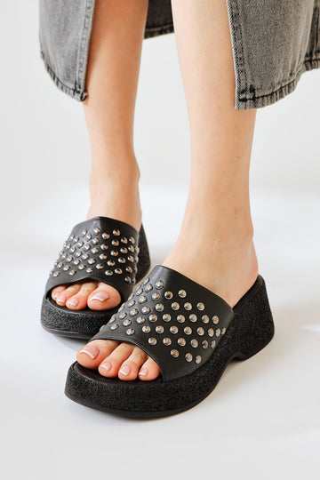 Fenthe Black Studded Detailed Thick Soled Slippers