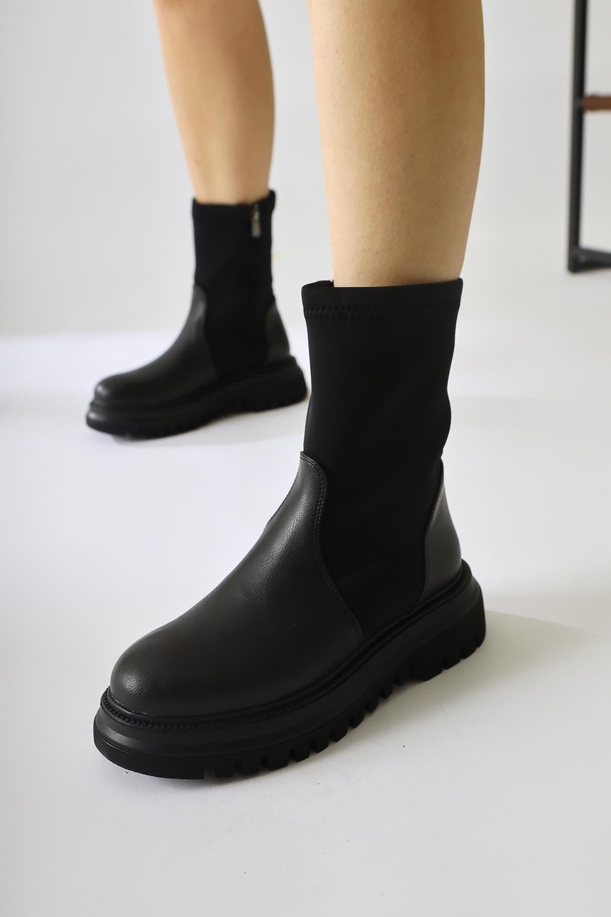 Laimi – Black Thick-Sole Oval-Toe Boot (Women)
