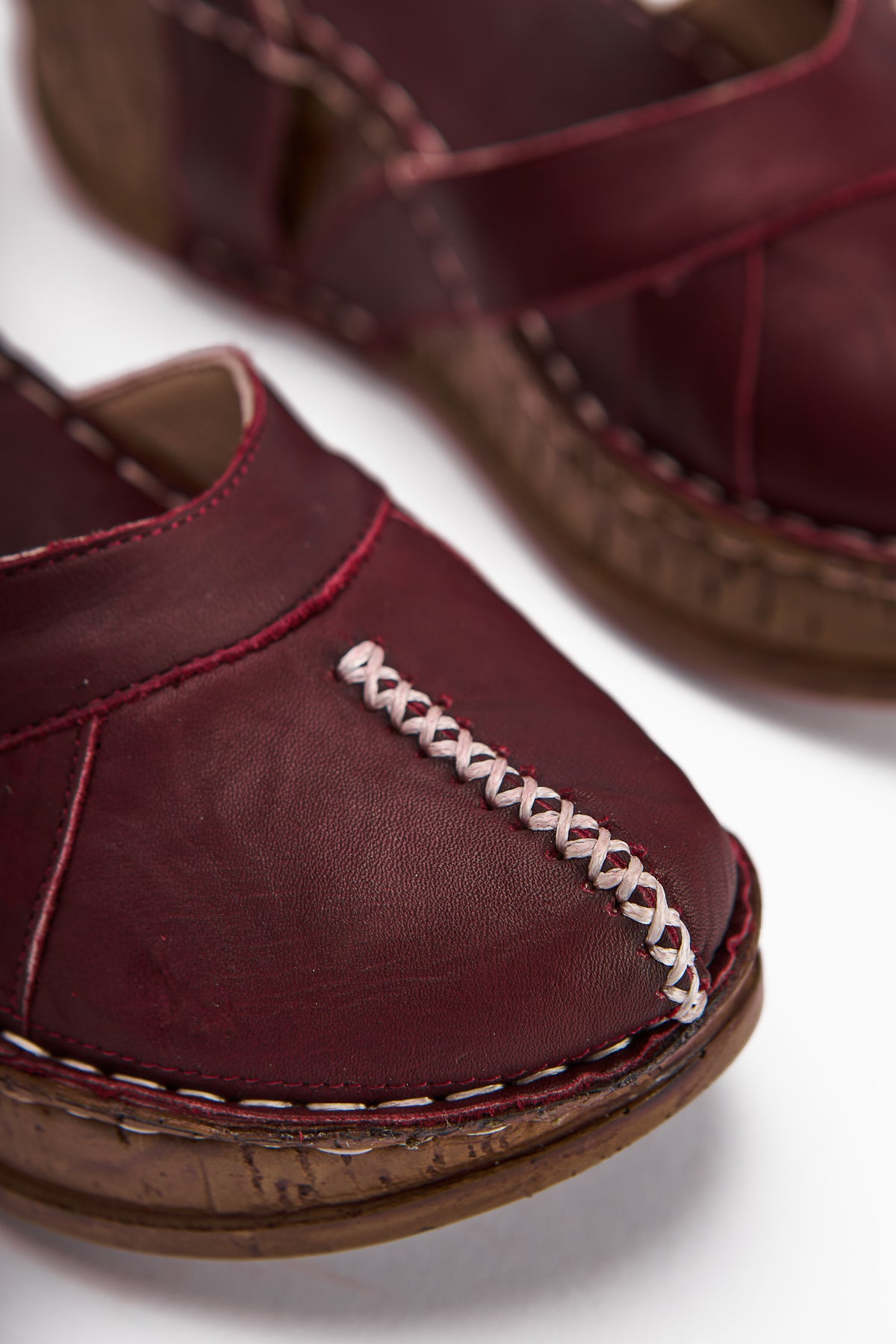 Echtes Leder Katlyn Bordeaux Blumen Detail Geschlossene Zehe Keil Sandale