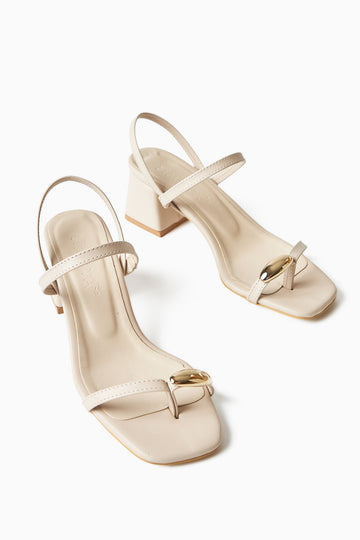 Selenya Beige Zehentrenner Sandalen mit Schnallen Detail für Frauen