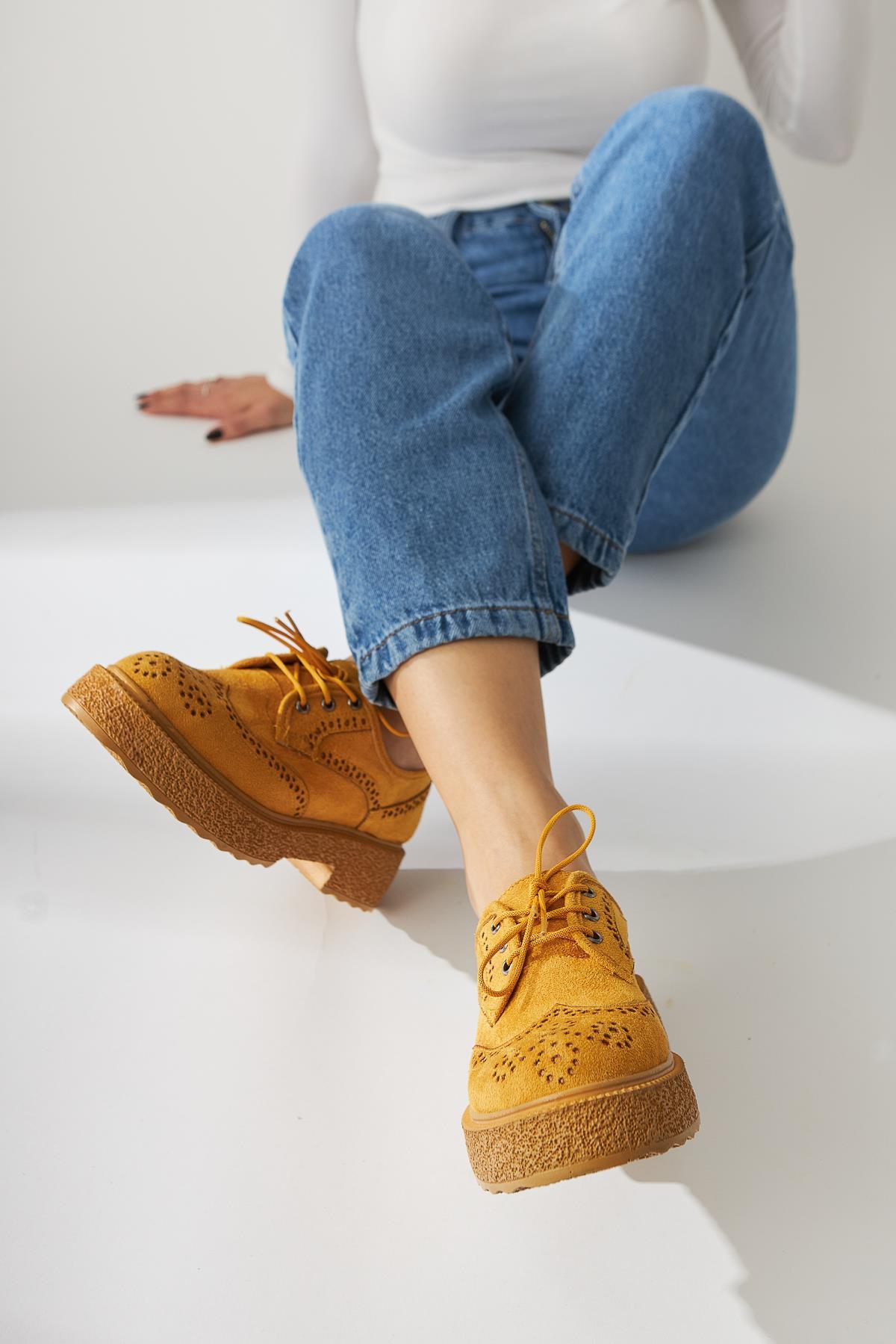 Rossy Senf Wildleder Schuhe mit ovalem Zeh und Laser Cut Detail