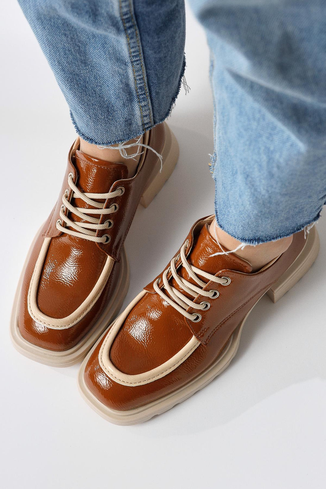 Niven – Cognac/Beige Knitter-Lack Loafer mit beigen Details (Damen)