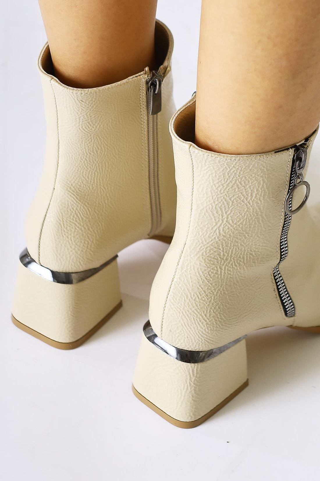 Deyana Beige Knitteriges Lacklederstiefel mit Reißverschlussdetail