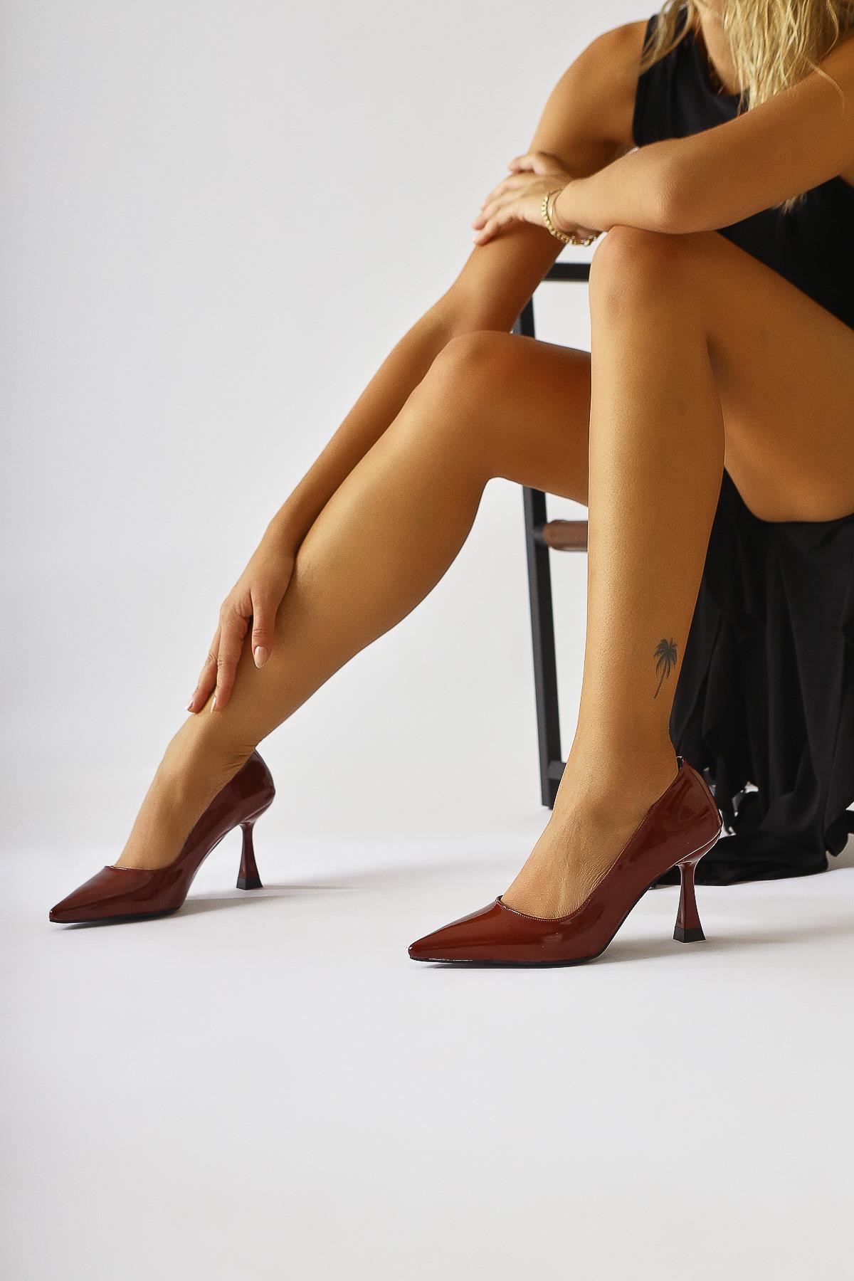 Celestine Burgunder Lackleder Spitz Zehen Stiletto