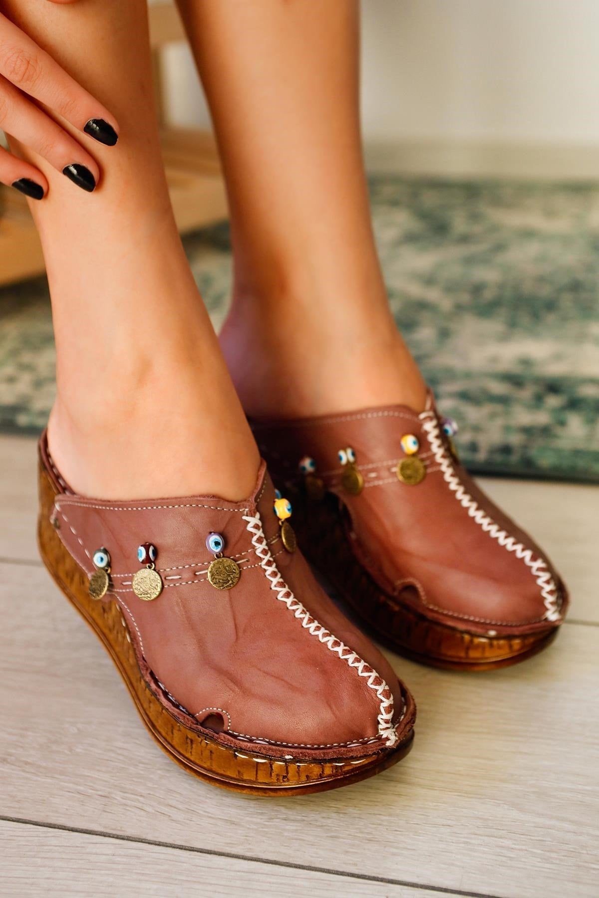 Annika Echtes Leder Flieder Antik Detail Keil Pantoletten