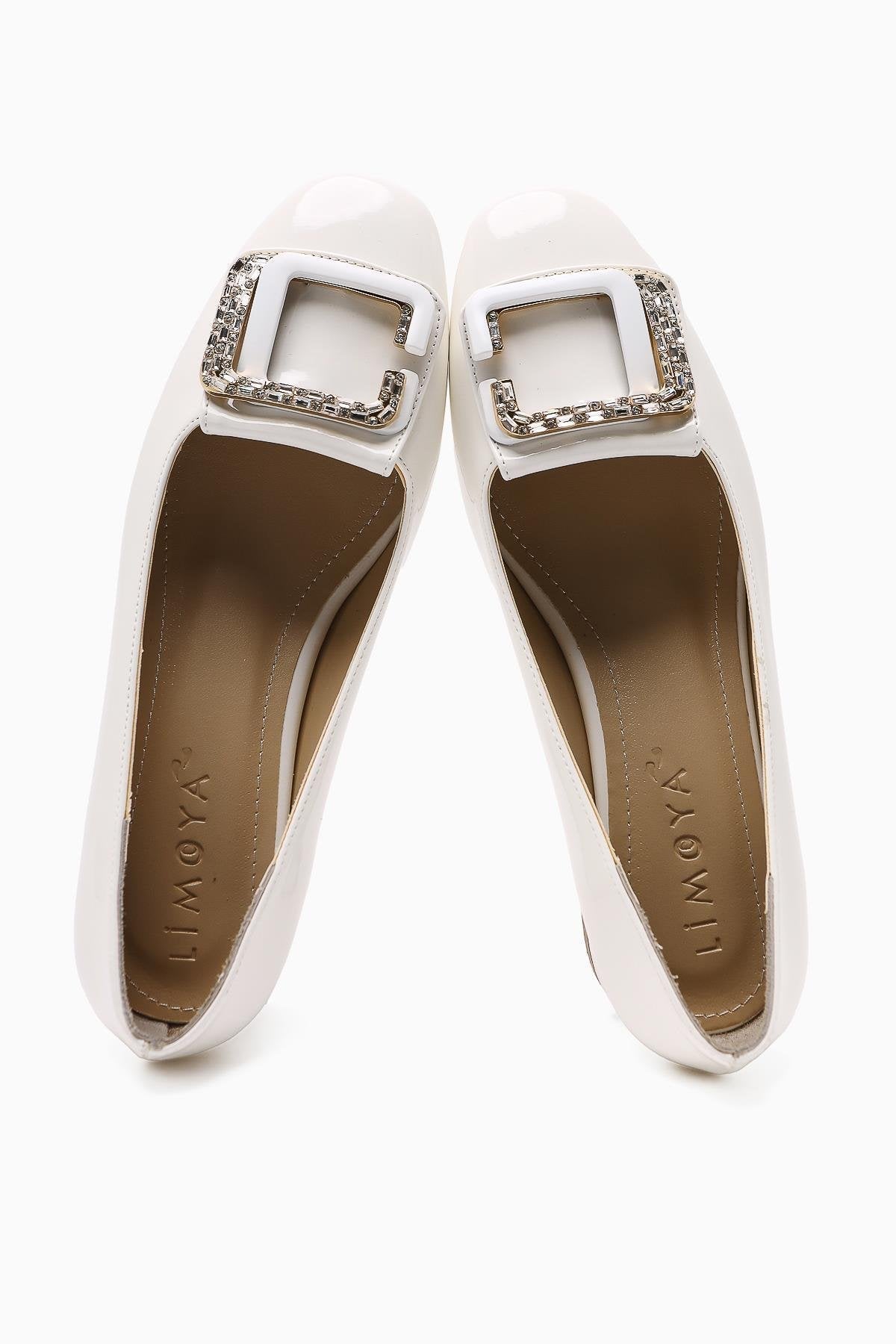 Roza – Weiß Lack-Schuh mit Strass-Detail und niedrigem Absatz (Damen)