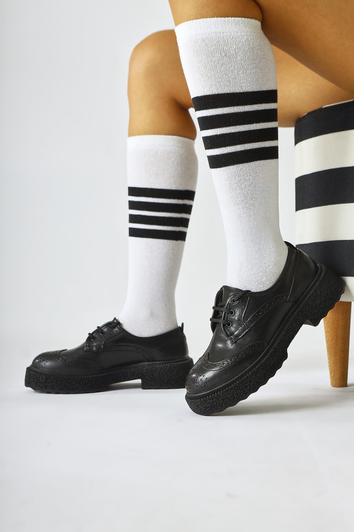 Rossy Schwarze Alltagsschuhe mit ovalem Zeh und Laserschnitt-Detail