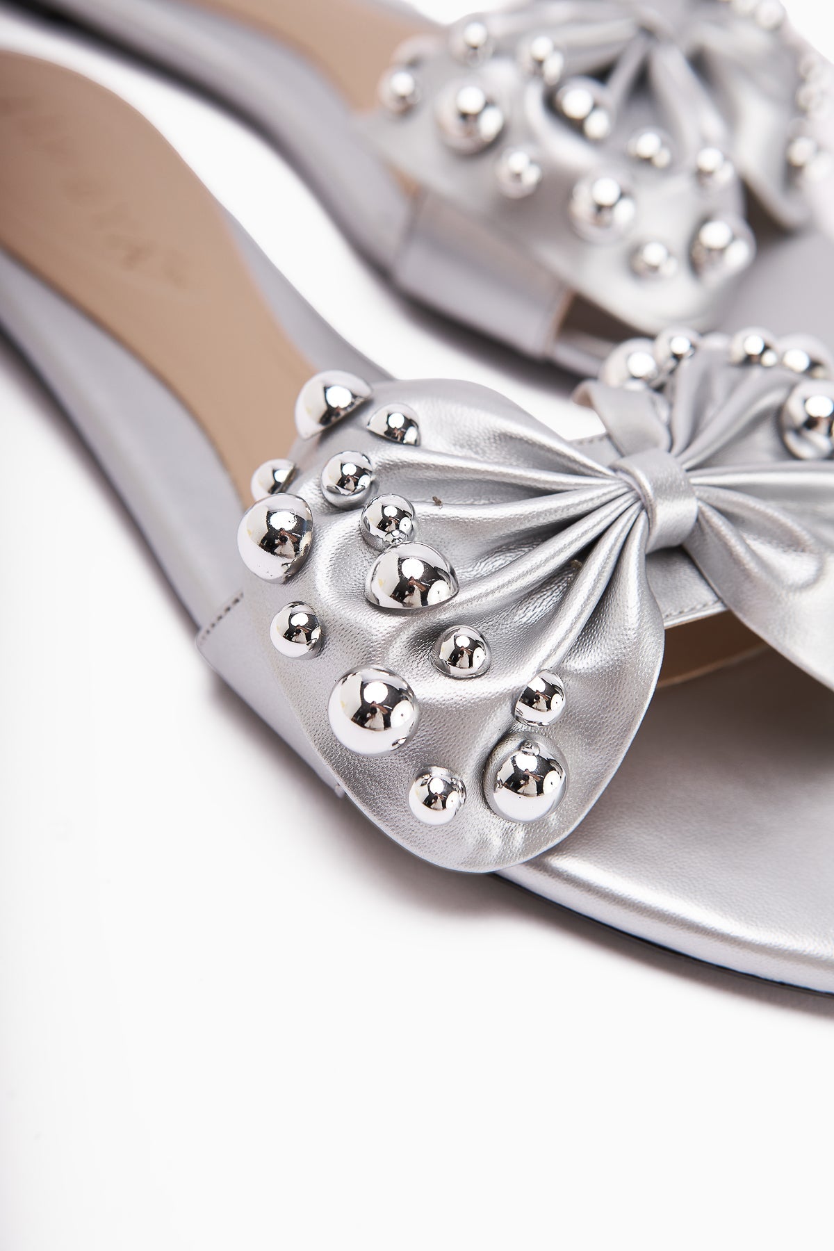 Dotty Silber Schleifenverzierte Nieten Damen Hausschuhe