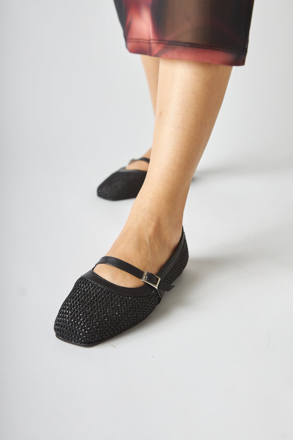 Remza Schwarze Damen-Ballerina mit Schnalle, Bequemer Alltagsschuh, Gewebte Textur