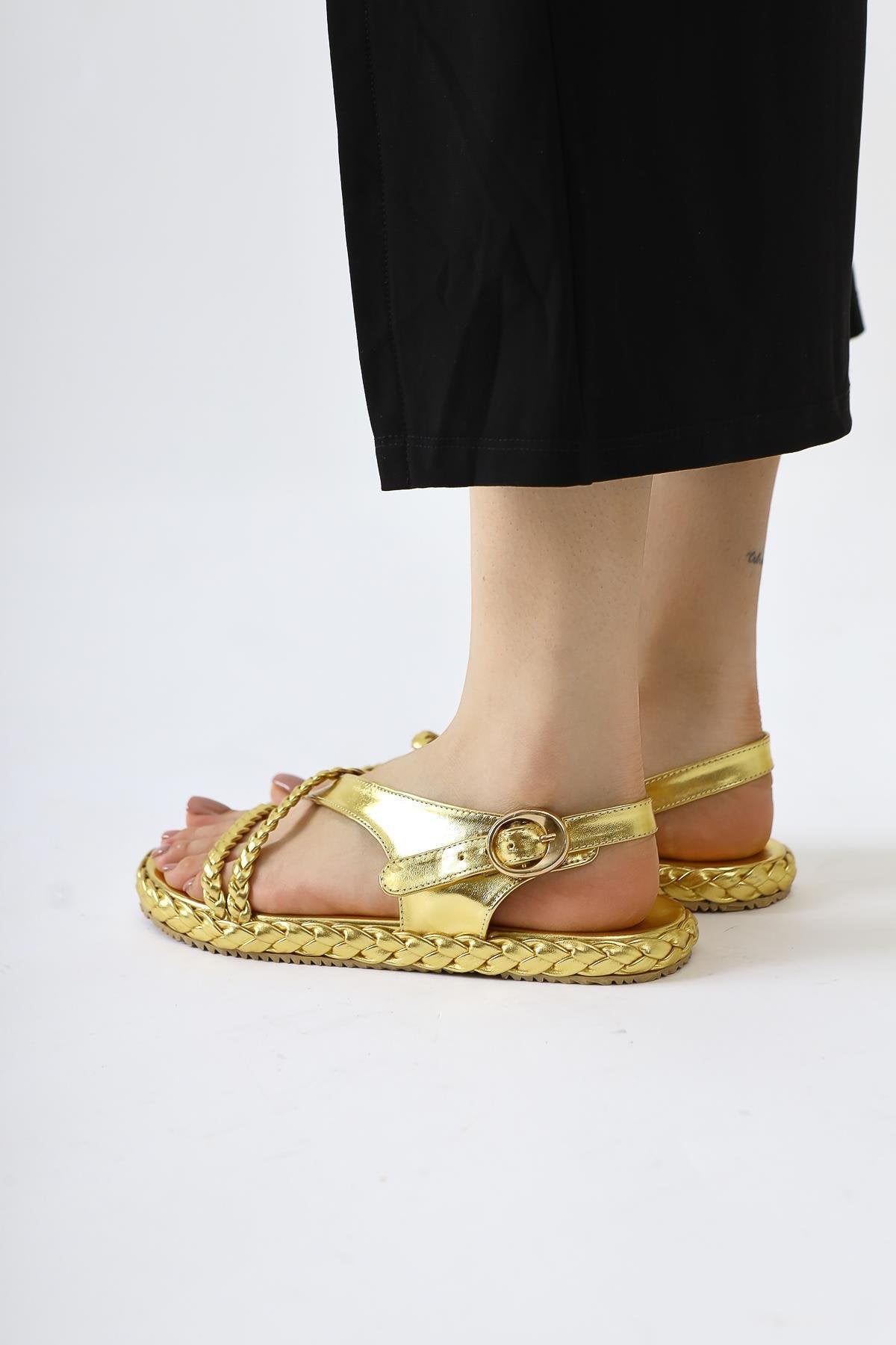 Nera Gold Lack Geflochtene Riemen Sandalen