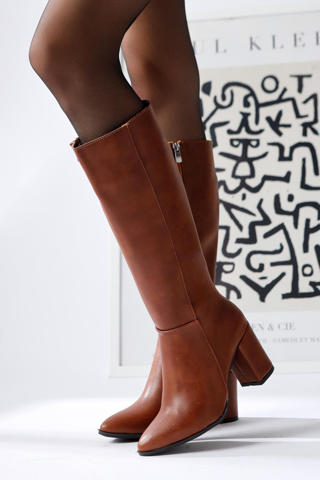 Tatum – Cognac kniehoher Stiefel mit spitzer Zehenpartie und mittelhohem Absatz (Damen)