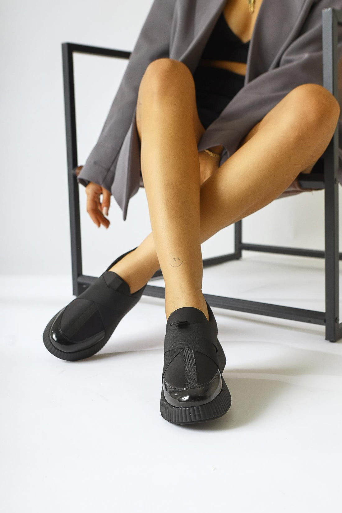 Hanah Schwarzer Schuh aus Scuba-Stoff mit Lackdetail und überkreuztem Elastikband