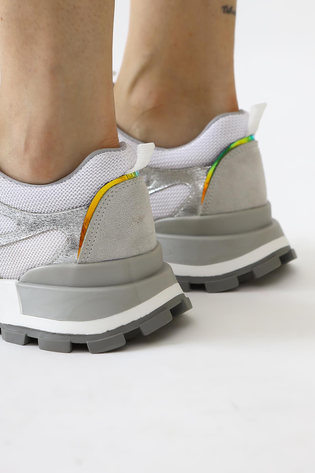 Netta Weiße Turnschuhe mit Mesh-Detail und Schnürsenkeln