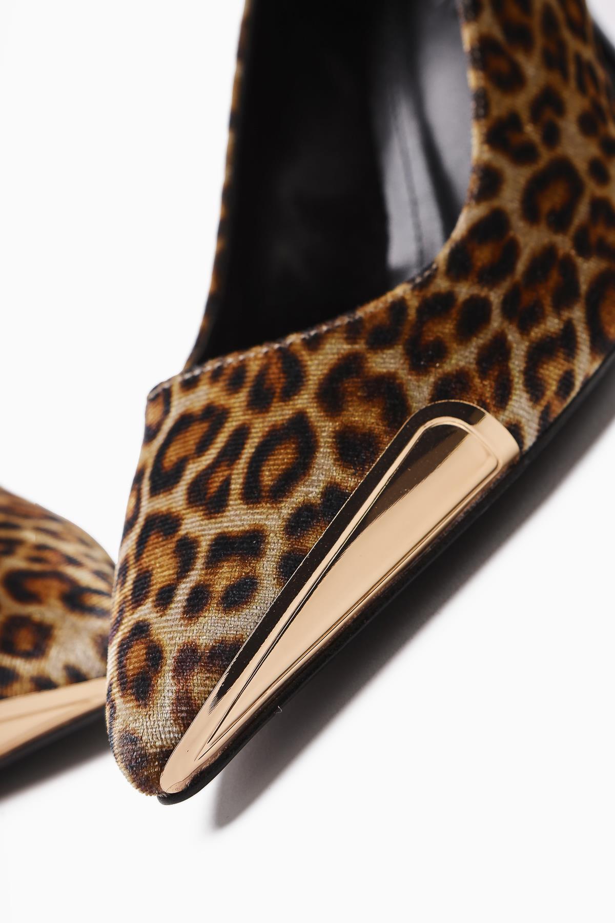 Carlota – Leopardenmuster Velours Schuh mit spitzer Zehenpartie, Metall-Detail und Absatz (Damen)