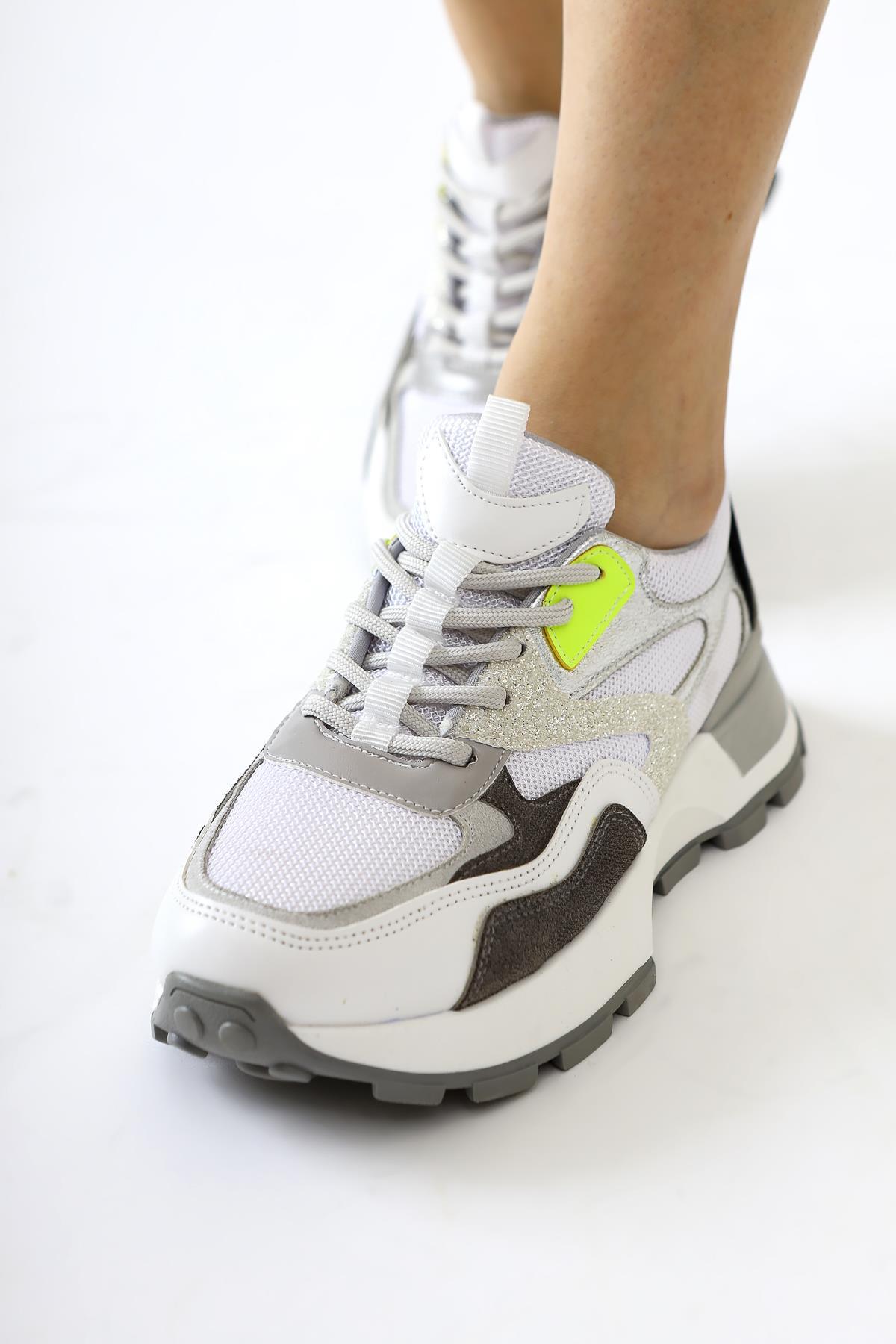 Netta Weiße Turnschuhe mit Mesh-Detail und Schnürsenkeln