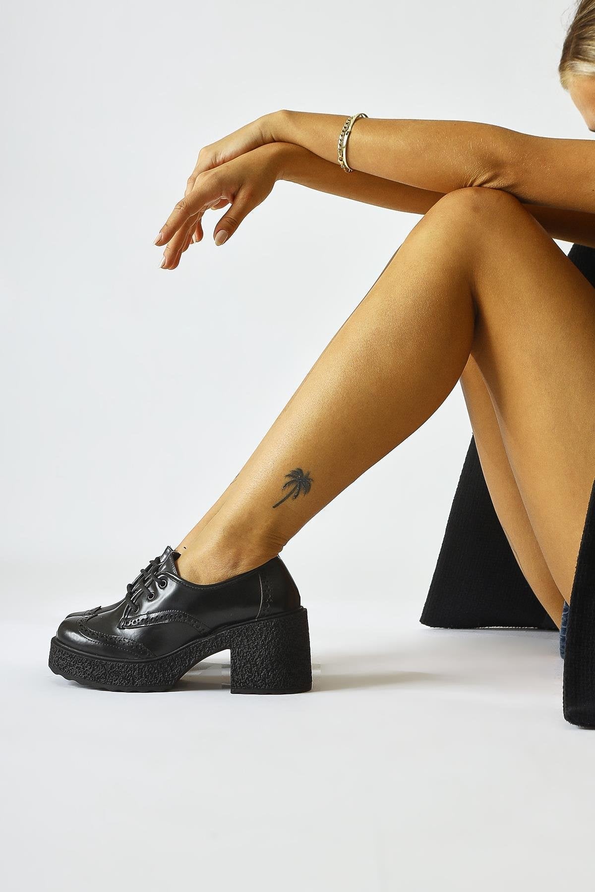 Lenie Schwarze Lackleder Laser Cut Detailierte Freizeitschuhe