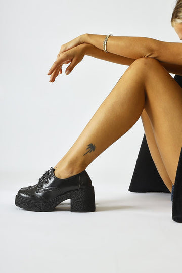 Lenie Schwarze Lackleder Laser Cut Detailierte Freizeitschuhe