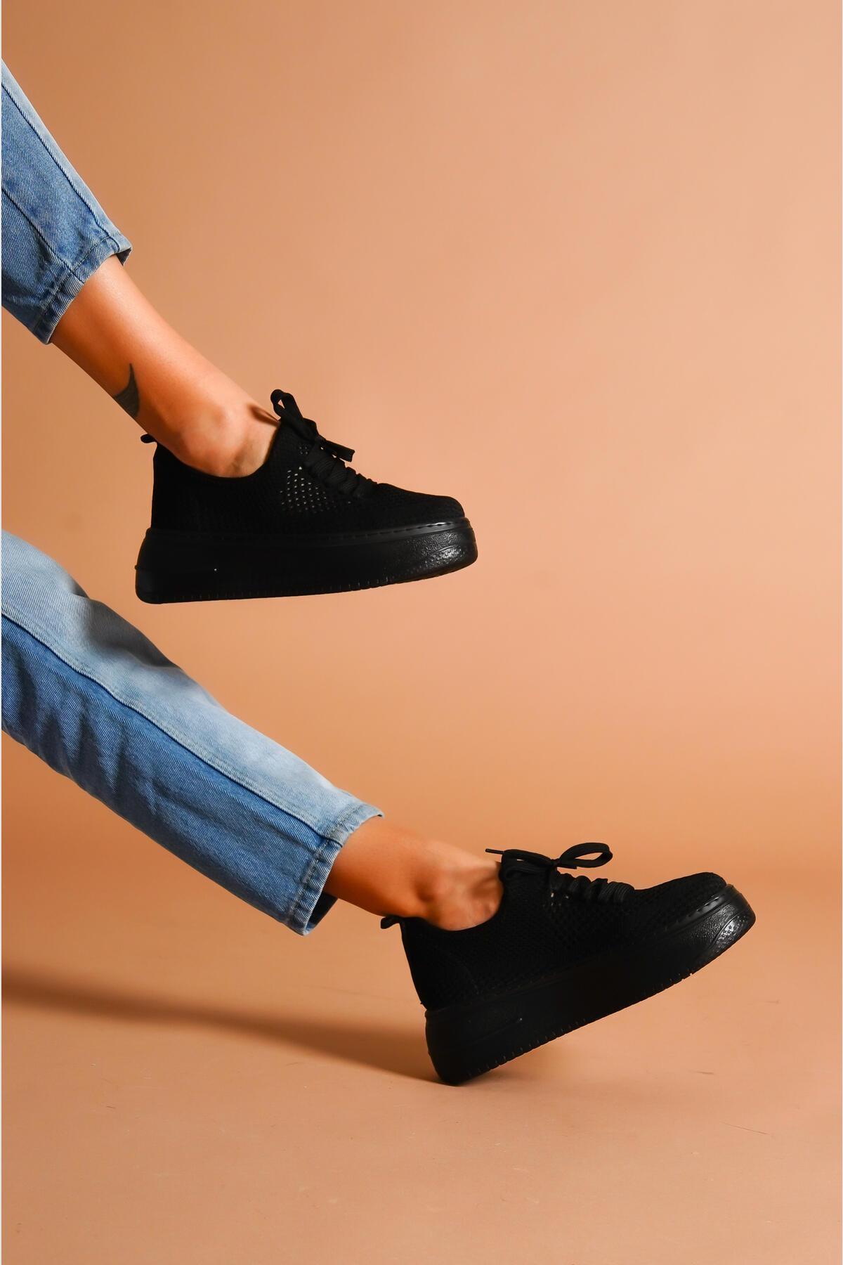 Benito – Black Knit Stretch Thick-Soled Sneaker (Women)