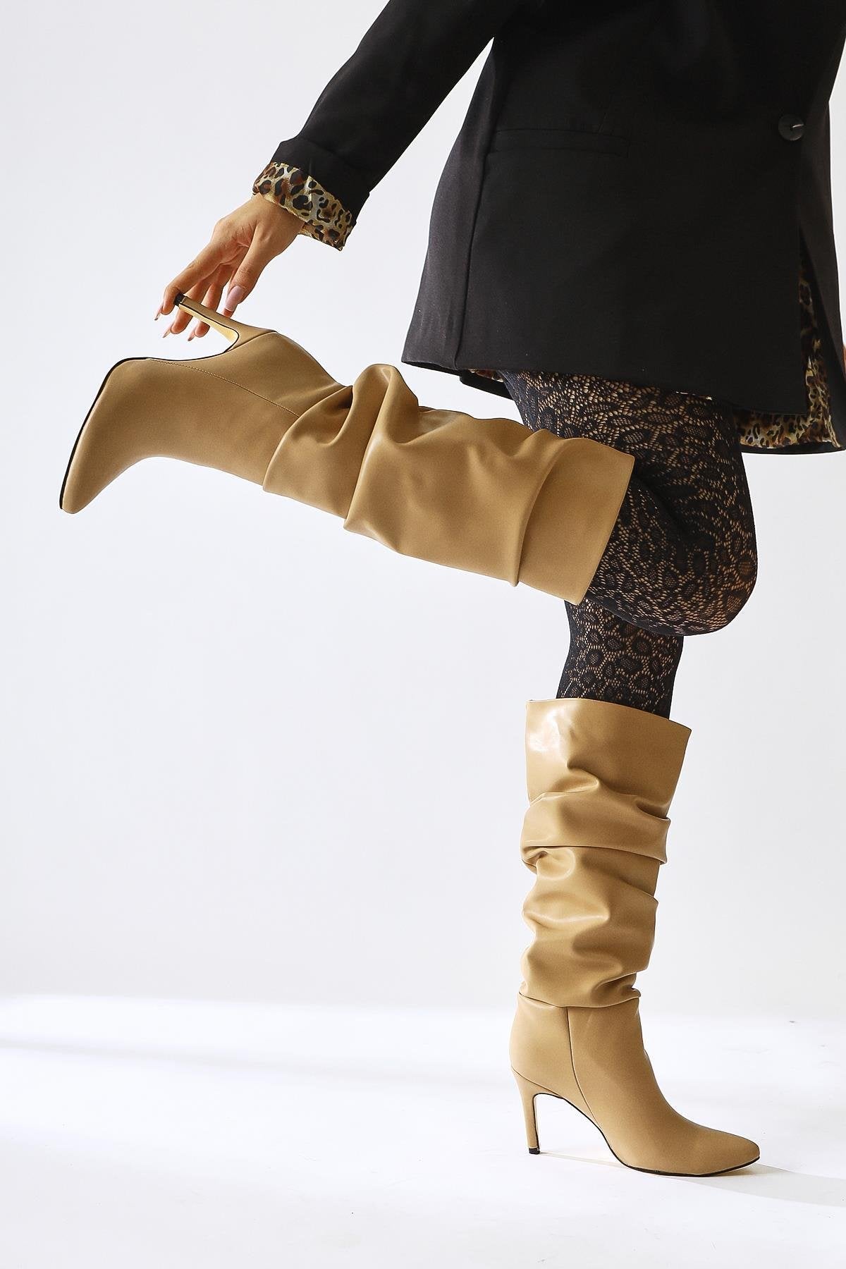 Merin – Nude Kniehoher Stiefel mit spitzer Zehenpartie, Stilettoabsatz und Dehnfalte (Damen)