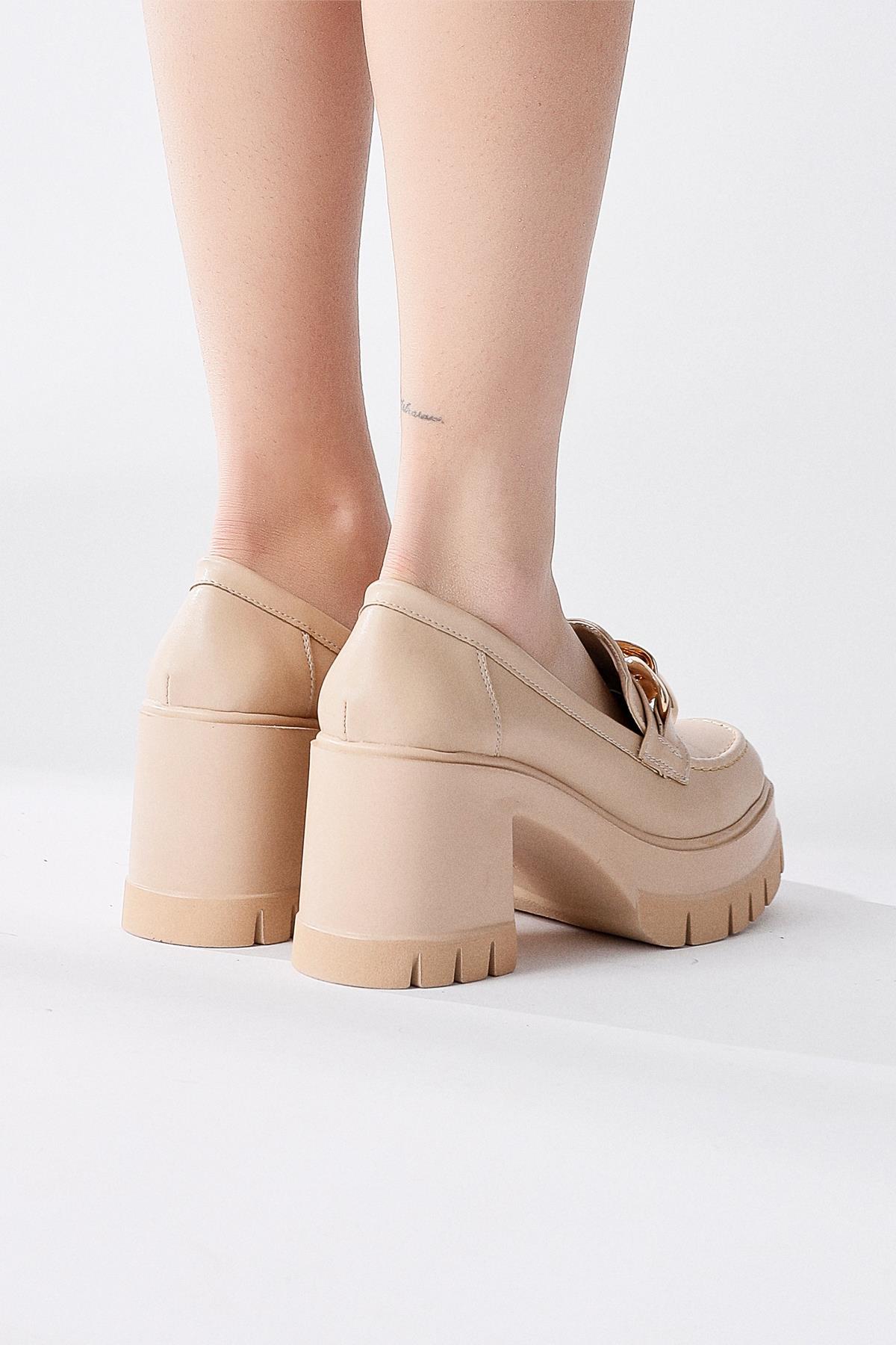 Chanpen Nud Buckle Detail Platform Casual Shoes