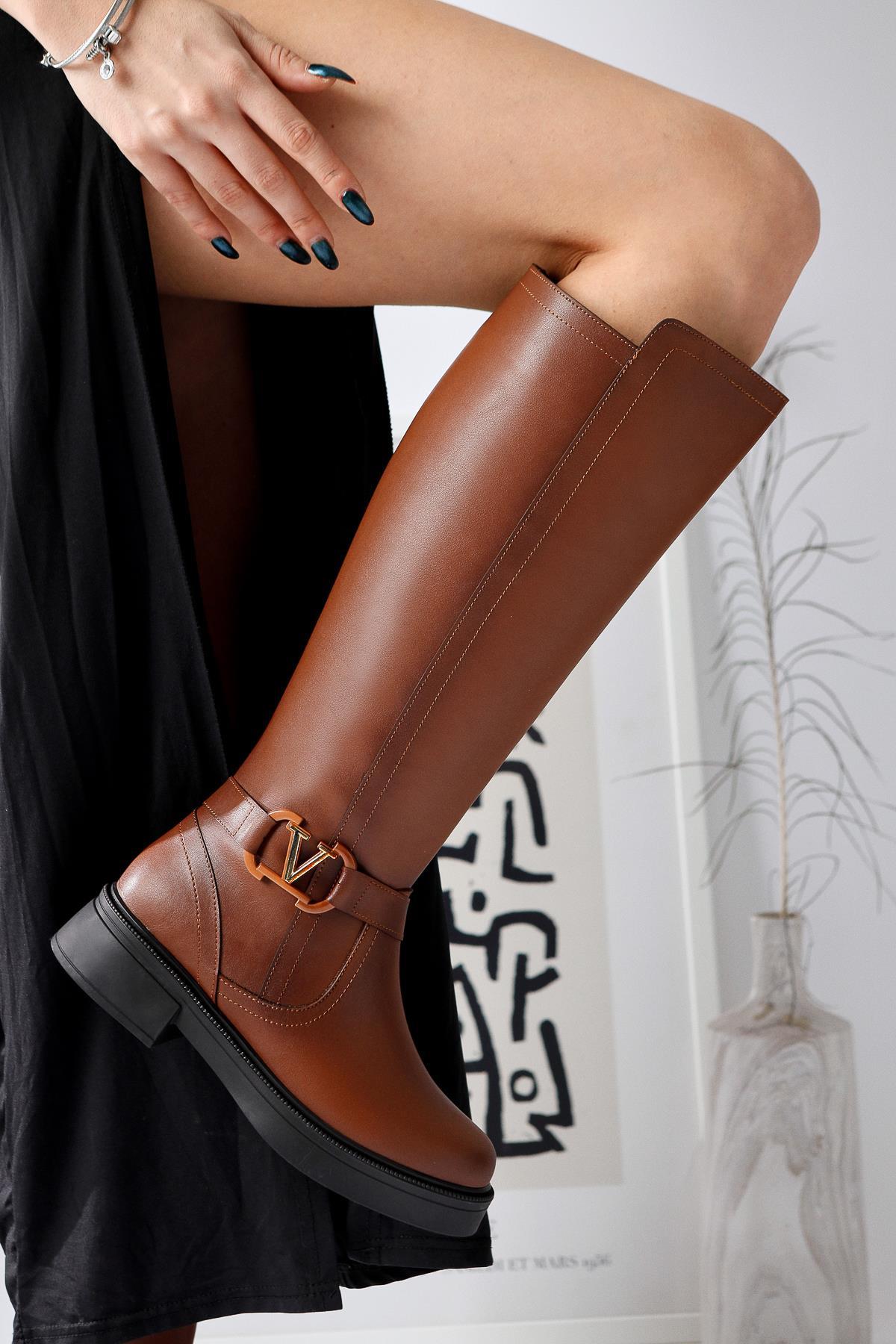 Ginan – Cognac Kniehoher Stiefel mit Schnallen-Detail, Reißverschluss und niedrigem Absatz (Damen)