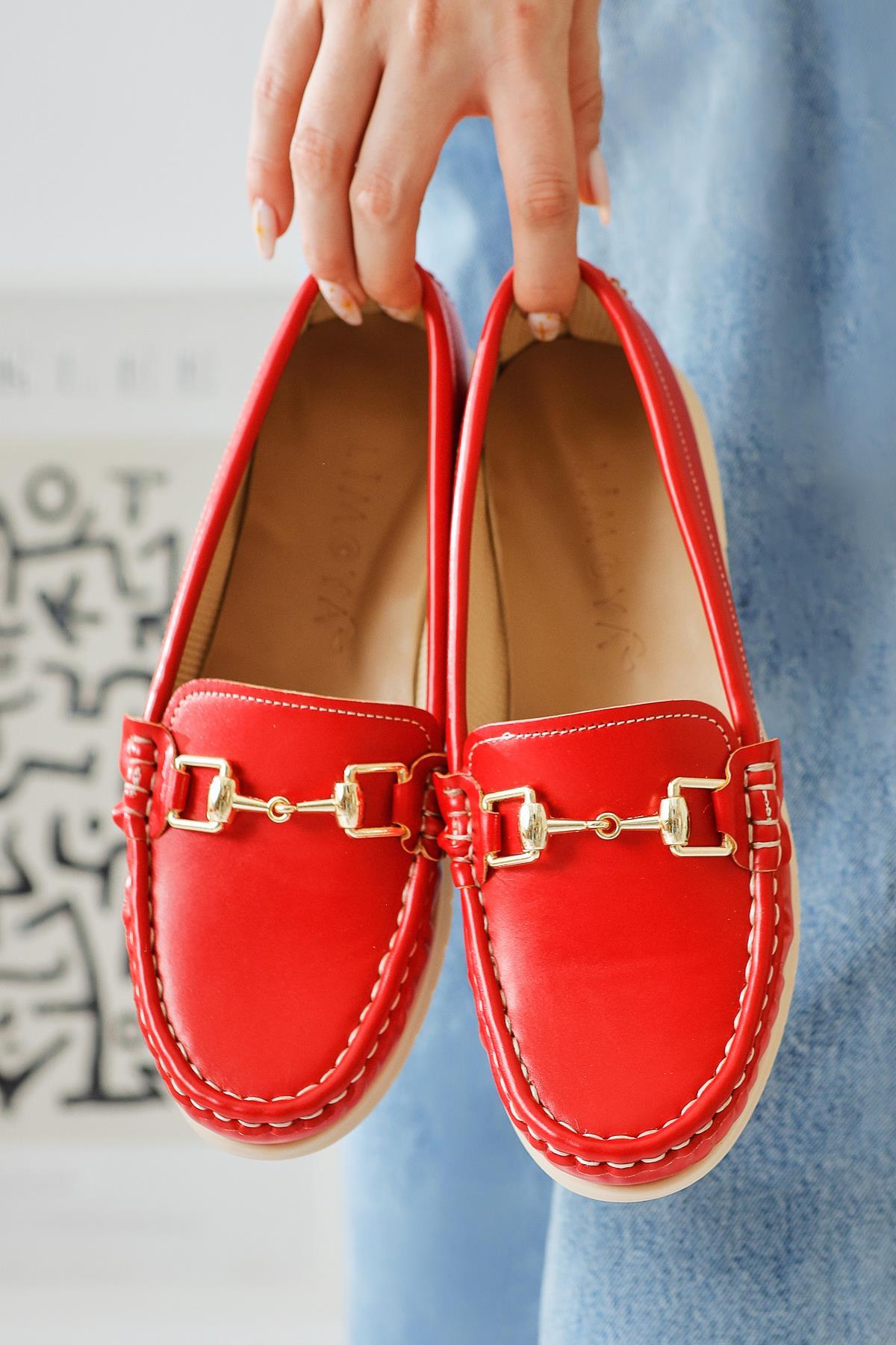 Tola Red Buckle Detailed Casual Shoes