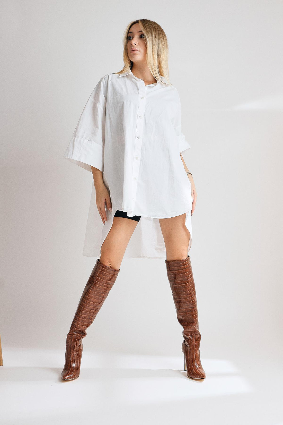 Nenya – Cognac Lack Overknee-Stiefel mit Kroko-Prägung, spitzer Zehenpartie und Stilettoabsatz (Damen)