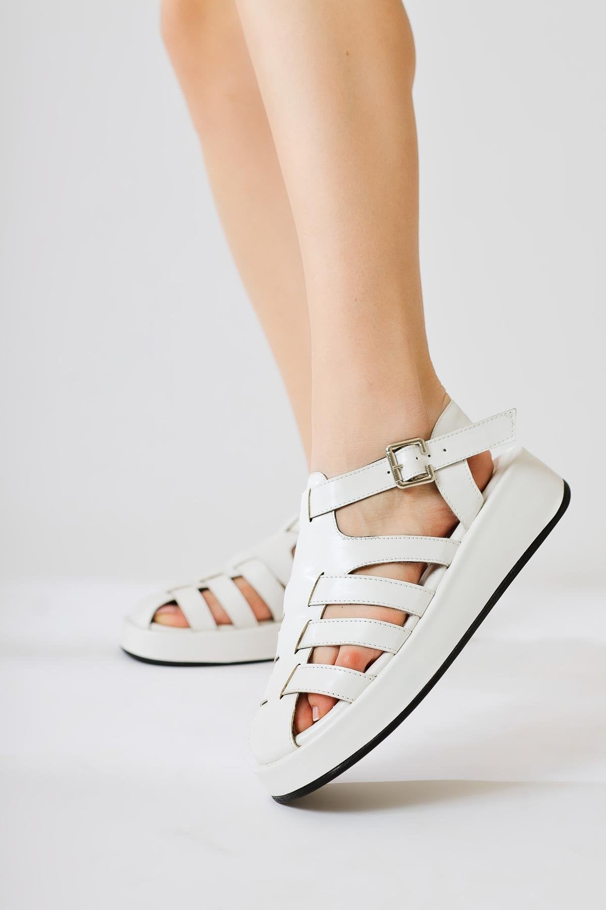 Merlin Gold Gekräuselte Lackriemensandalen