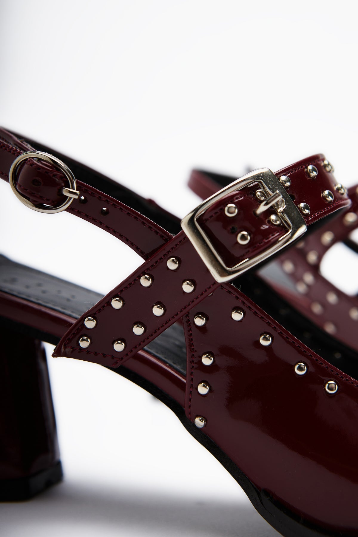 Nuria Damen Spitz Zehenriemen Sandale in Bordo Patent