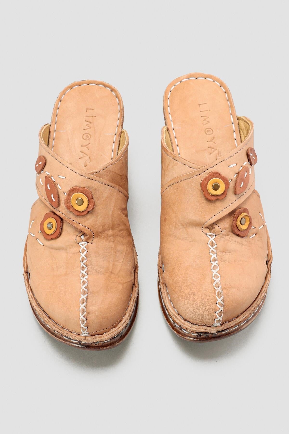 Alto Echtes Leder Beige Keilabsatz Slipper mit Distressed Sohle und Komfort Design