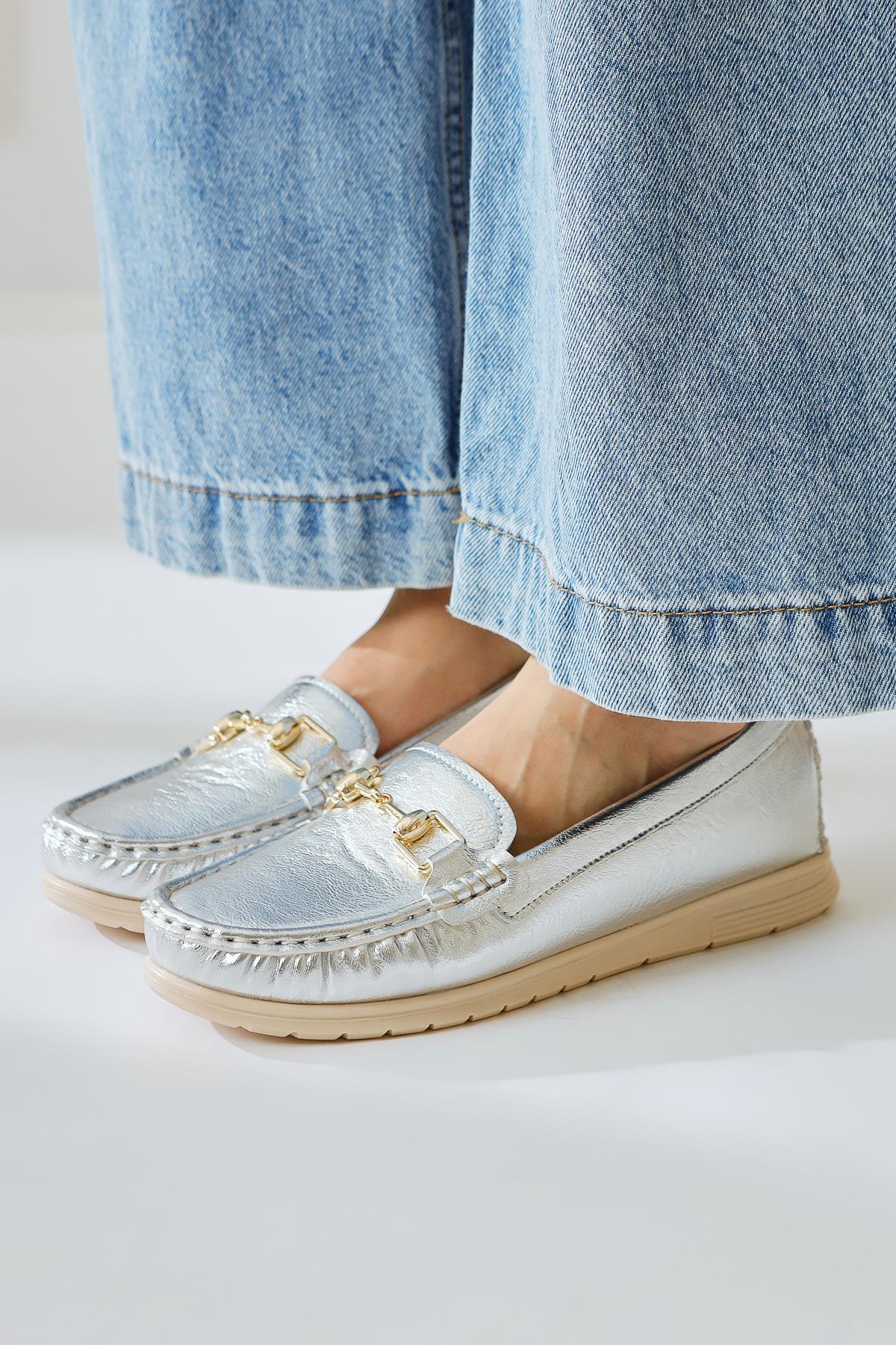 Tola Silber Alltagsschuh mit Schnallendetail