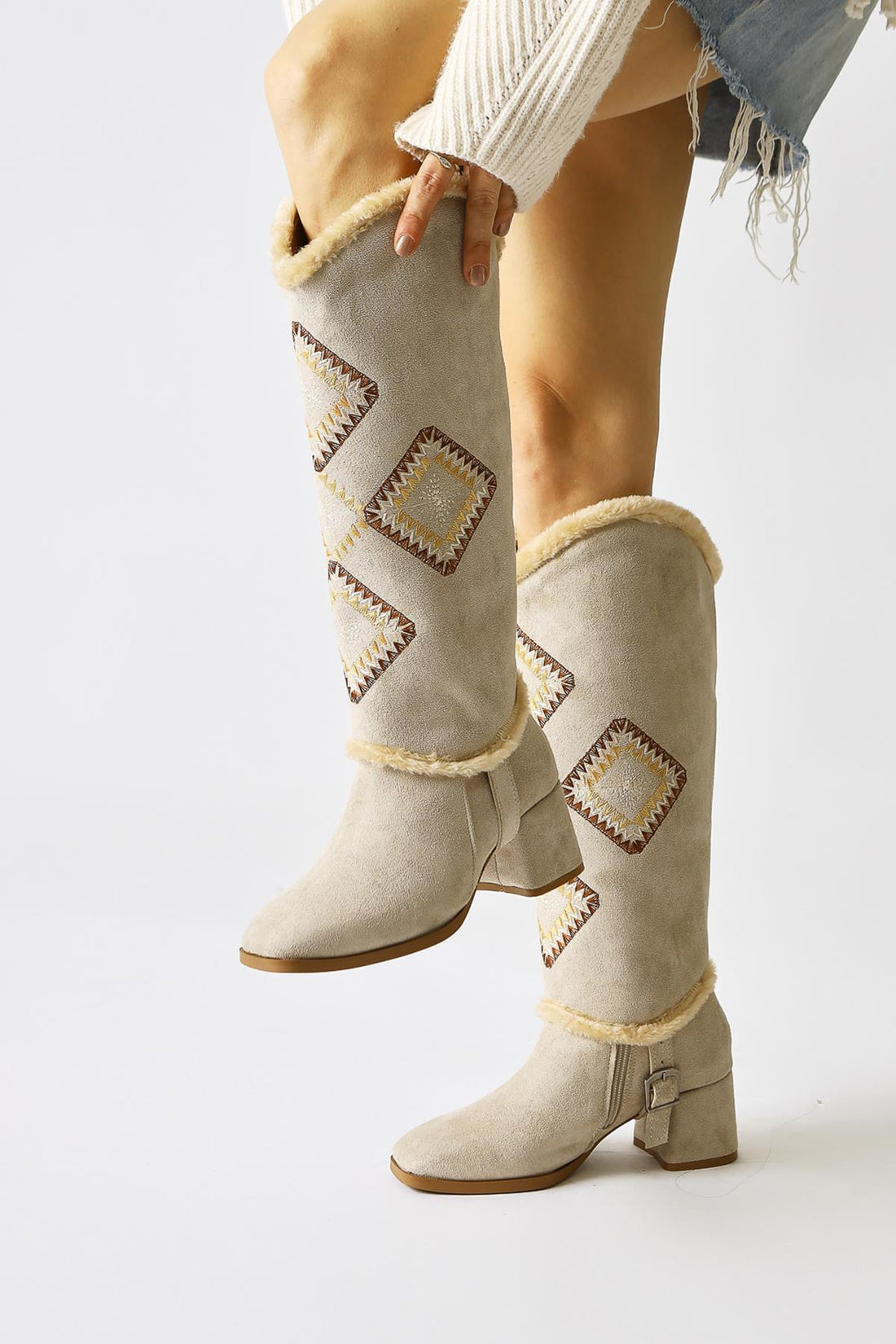 Hilka Beige Wildleder Stiefel mit abnehmbarem Schaft und Ethno-Muster