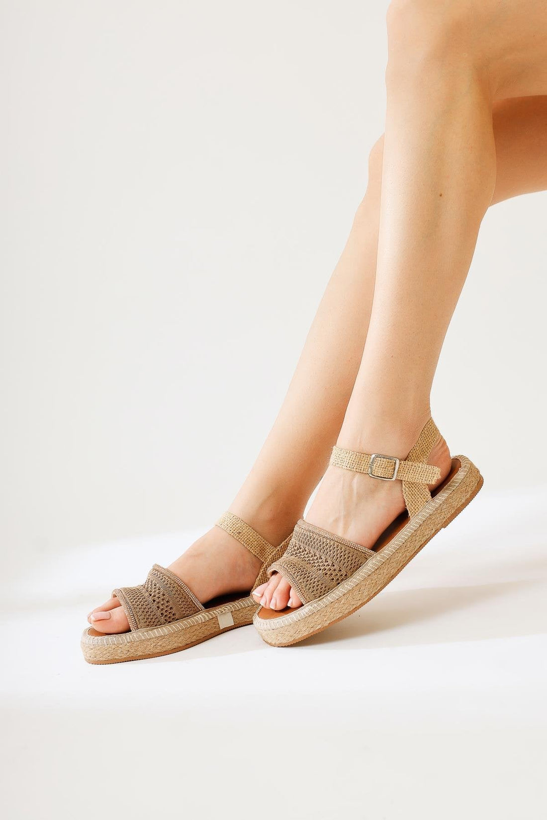 Svetlana Nerz Steinverzierte Gestrickte Riemen Sandale