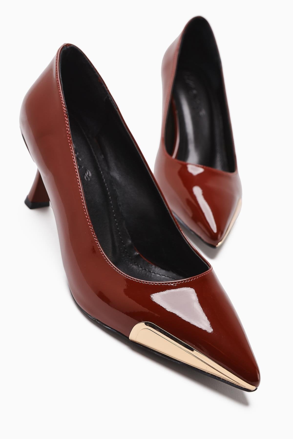 Carlota – Burgunder Lack Schuh mit Absatz, mit spitzer Zehenpartie und Metall-Detail (Damen)