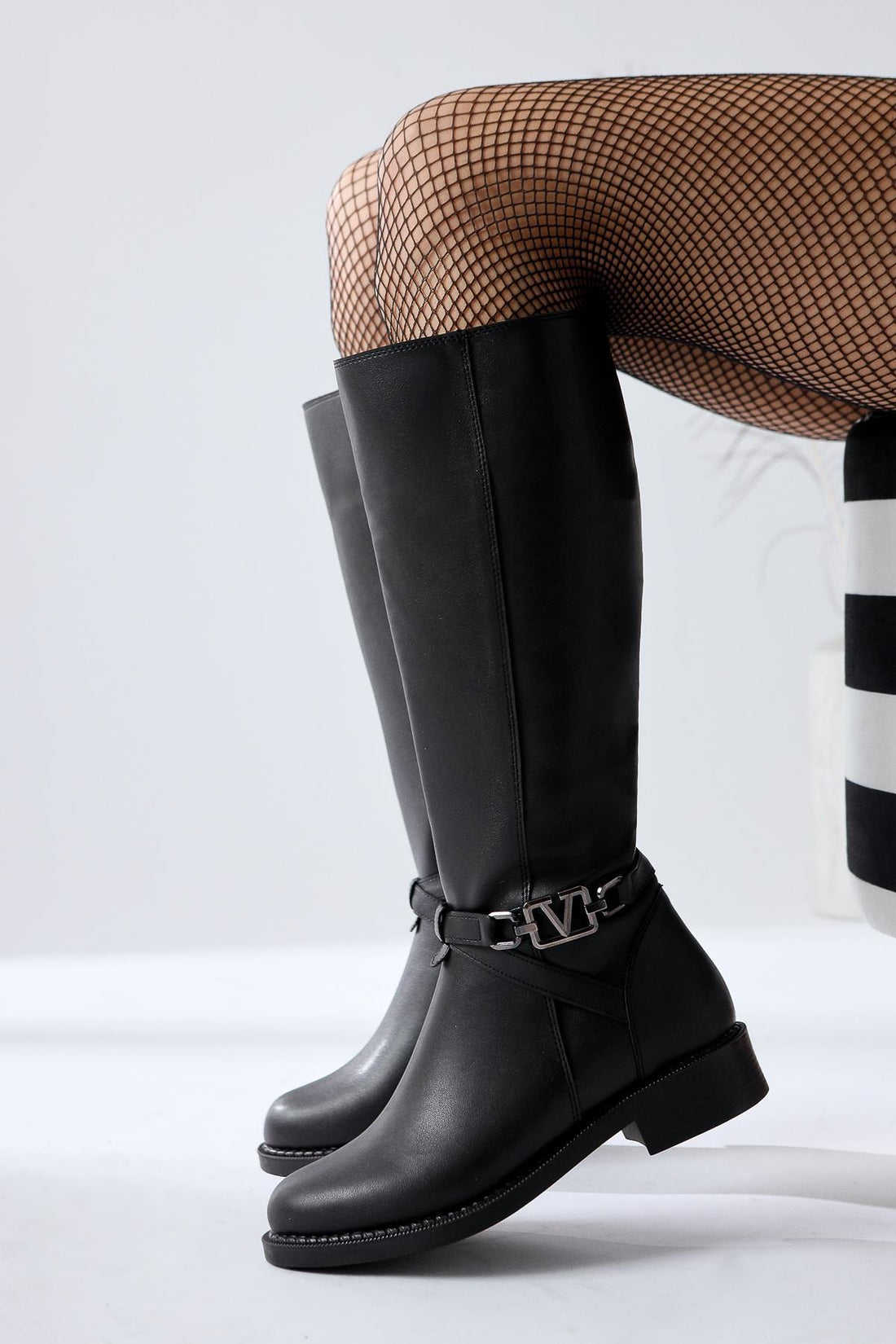 Momena – Schwarz Kniehoher Stiefel mit Reißverschluss, Schnallen-Detail und niedrigem Absatz (Damen)