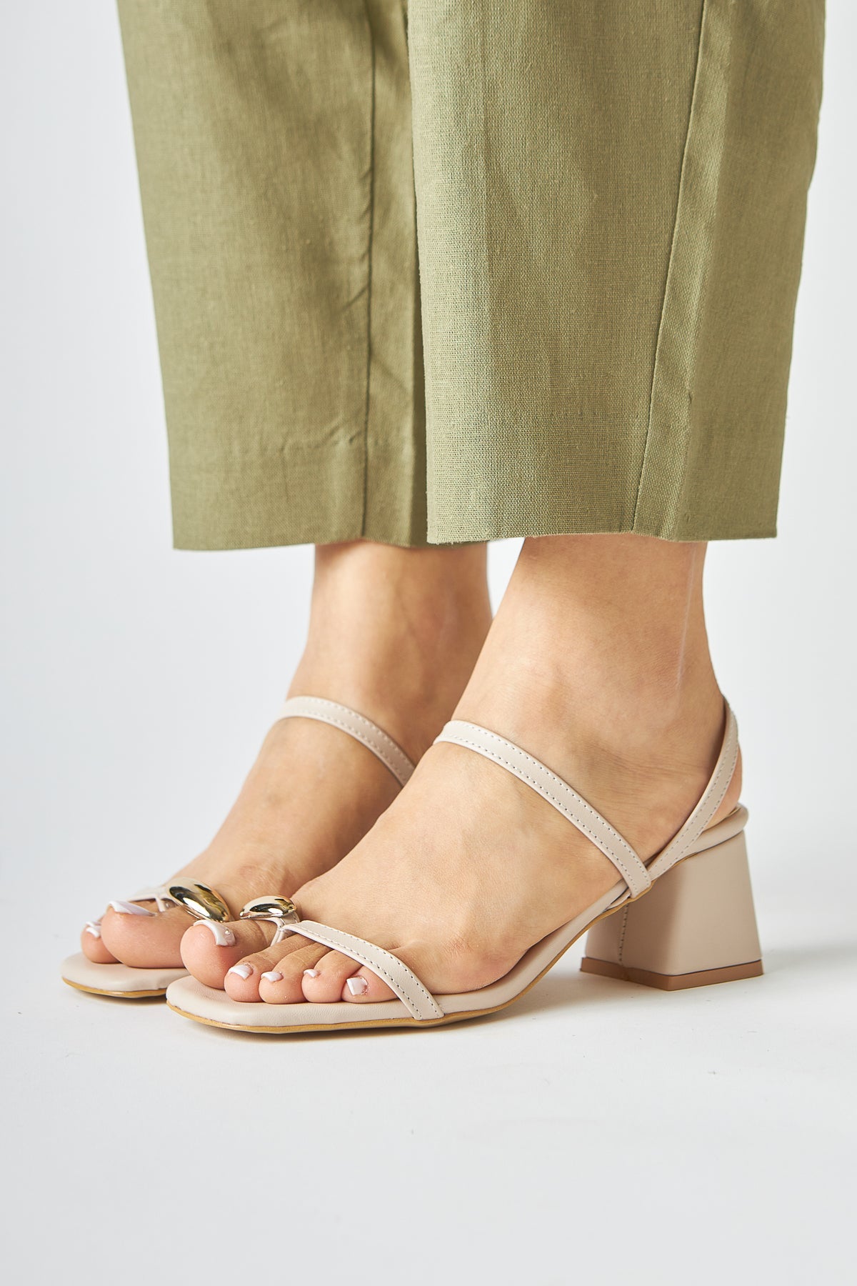 Selenya Beige Zehentrenner Sandalen mit Schnallen Detail für Frauen