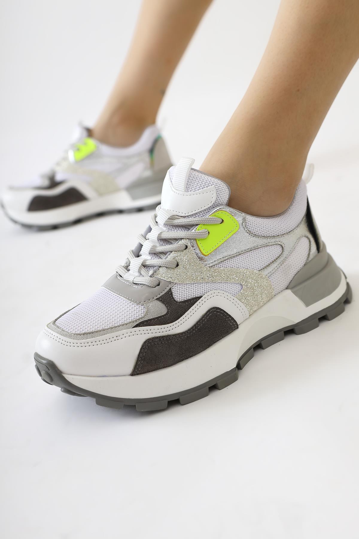 Netta Weiße Turnschuhe mit Mesh-Detail und Schnürsenkeln