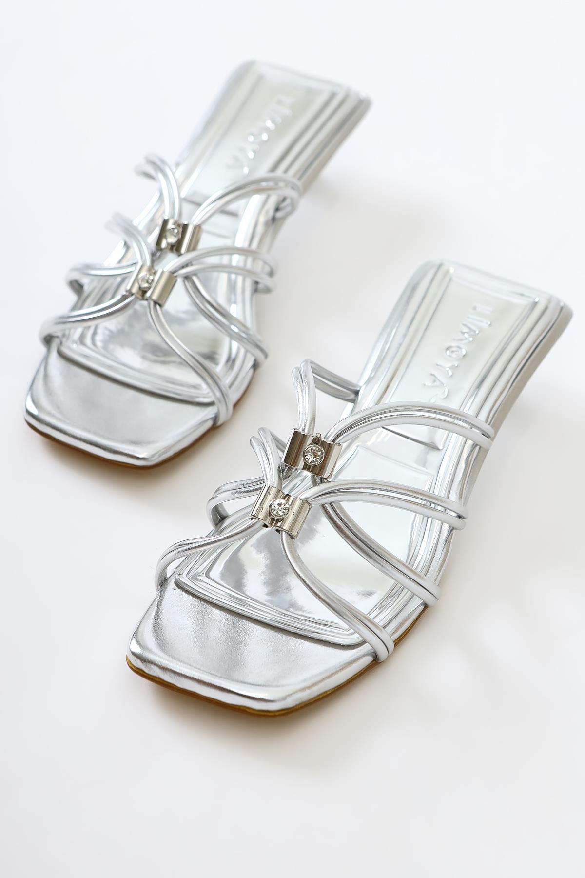 Seyda – Silber Lack Slide mit schmalem Riemen, Strass-Detail und niedrigem Absatz