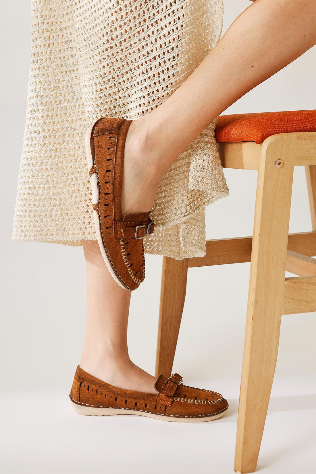 Vidya Taba Wildleder Ballett Flach mit Laserschnitt und Doppelschnalle Detail