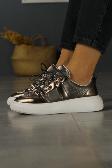 Jakleen Platin Lackleder Detaillierte Fallschirm Sneakers