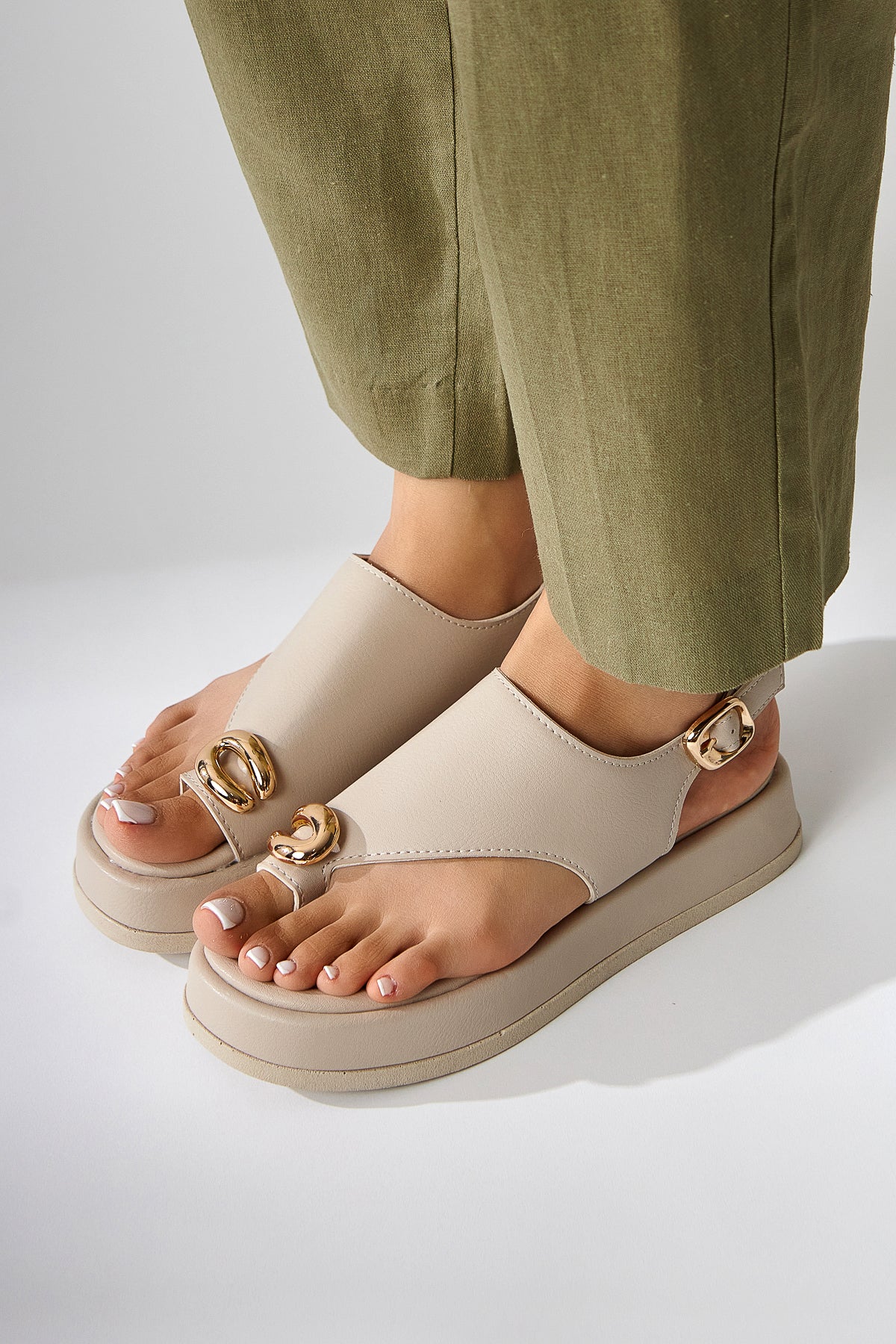 Troya Beige Zehensteg-Schnalle Damen Sandalen