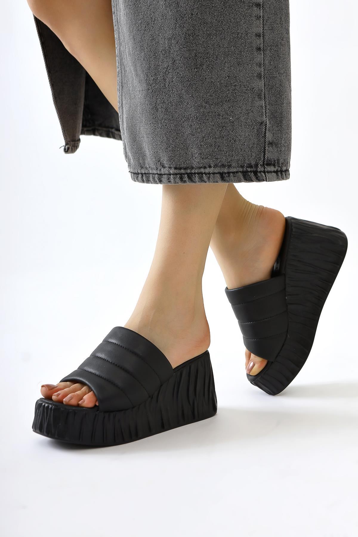 Zoje – Schwarz Slide mit Crinkle-Prägung und Plateau (Damen)
