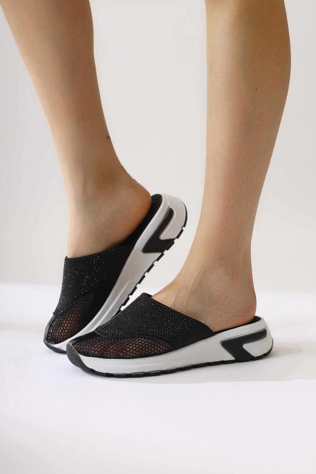 Suma Black Mesh Detailed Stone Slippers