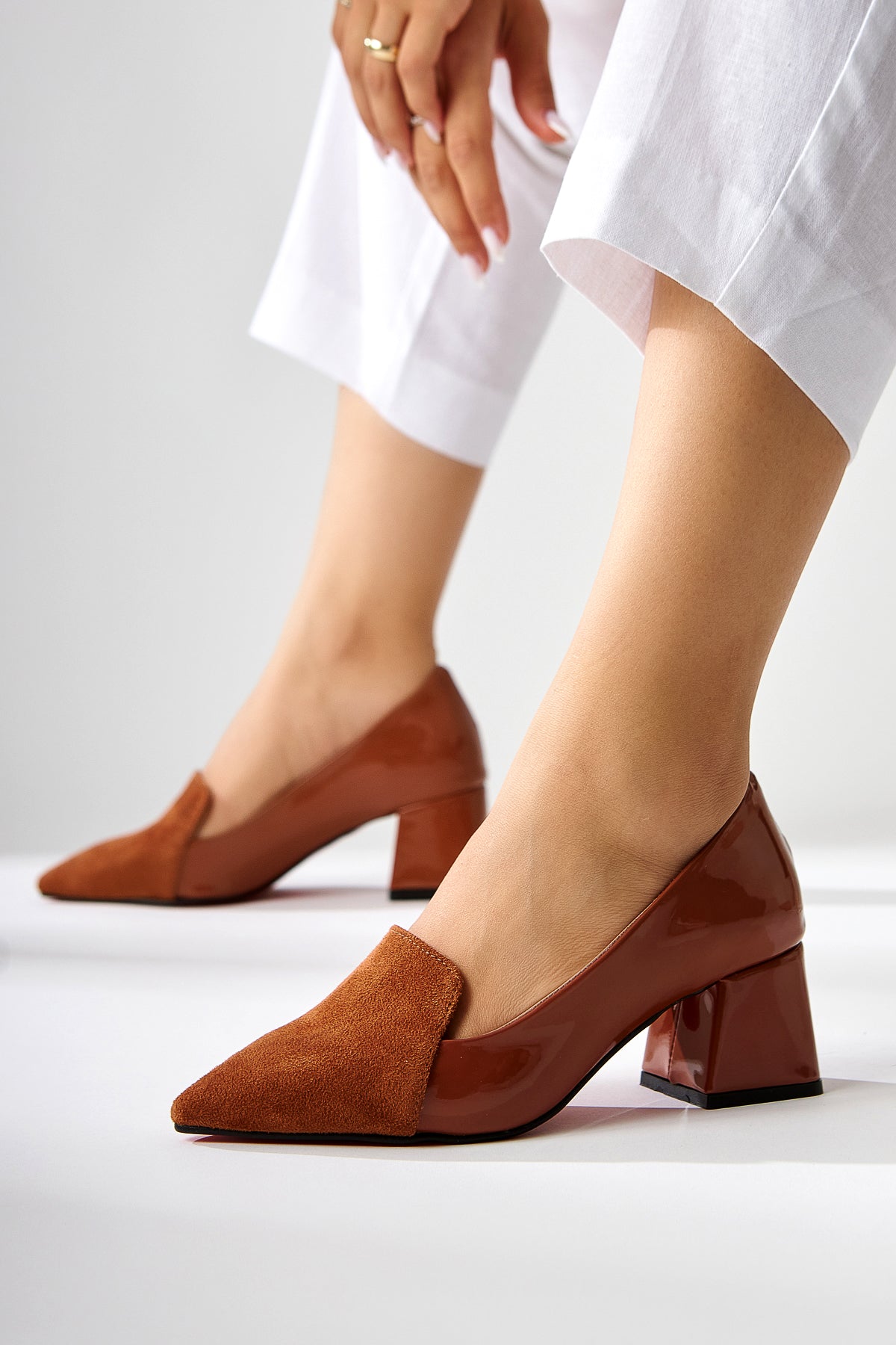 Gisela Taba Wildleder Detaillierte Lackleder Absatz Damenschuhe