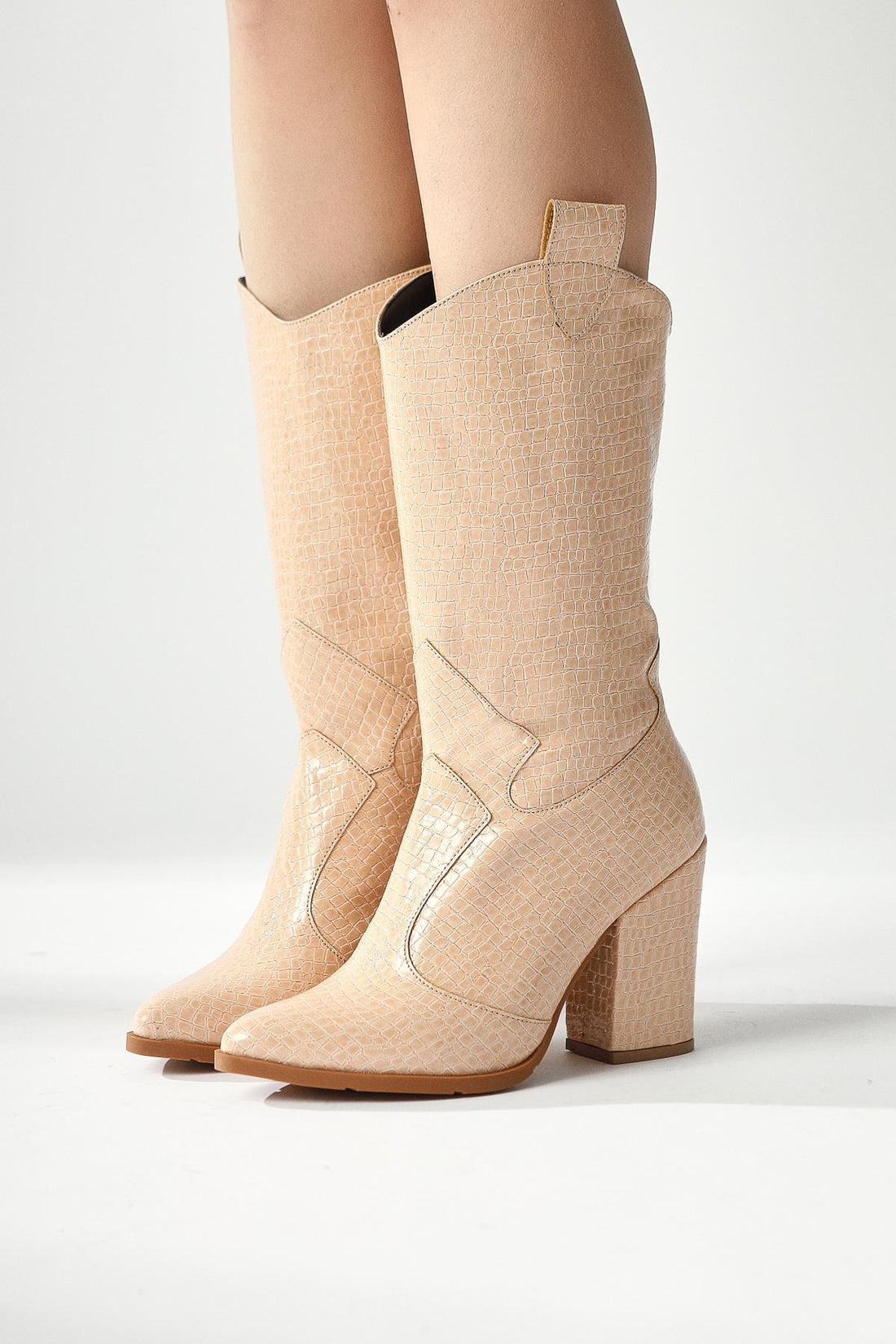Keri – Beige Kroko-Prägung kniehoher Stiefel mit asymmetrischem Schnitt und Absatz (Damen)