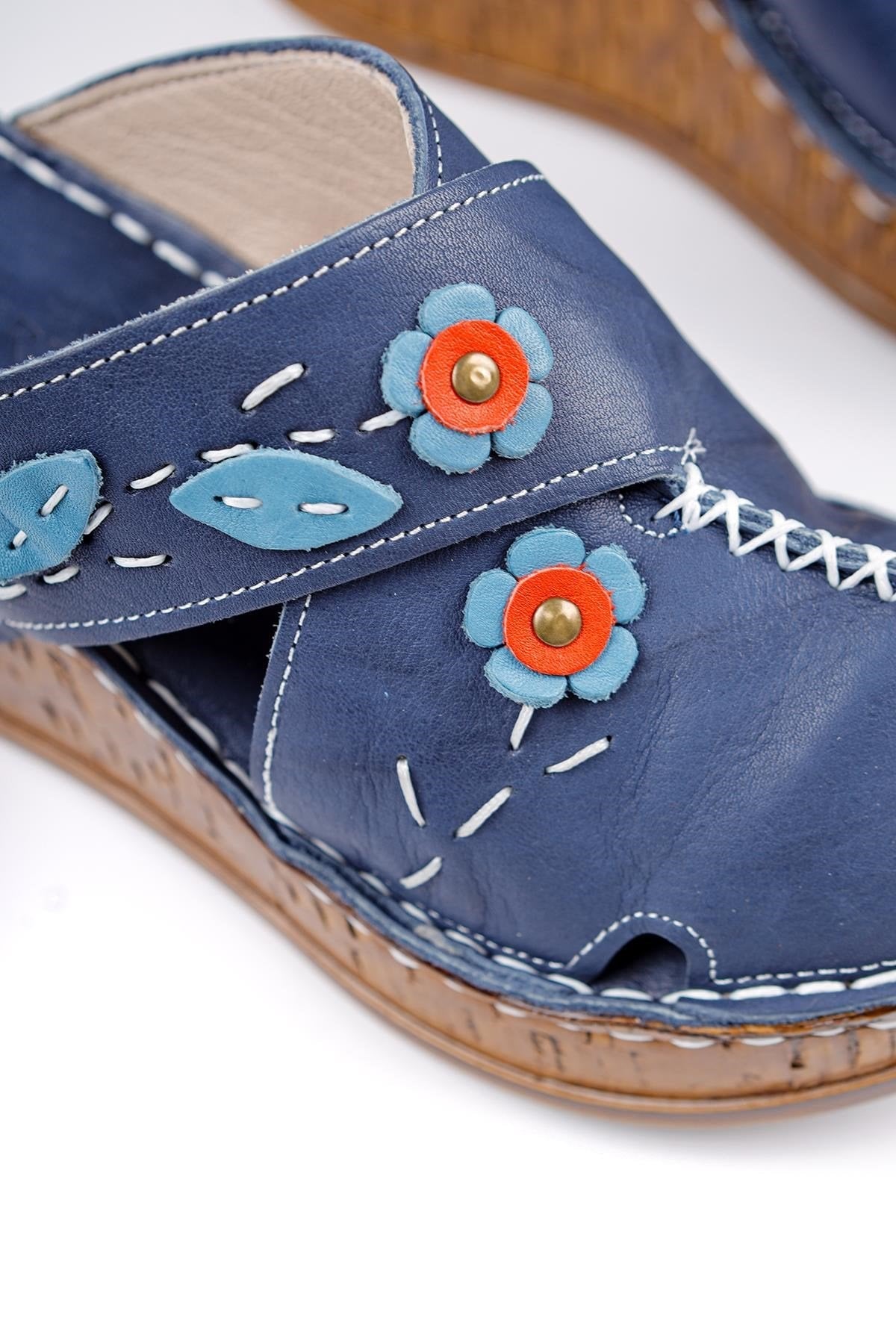 Alto Echtes Leder Sax Keilabsatz Hausschuh mit Distressed Sohle und Komfort Design