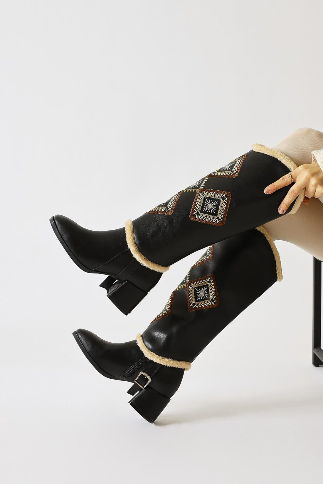 Hilka Schwarze Stiefel mit abnehmbarem Schaft und ethnischen Mustern