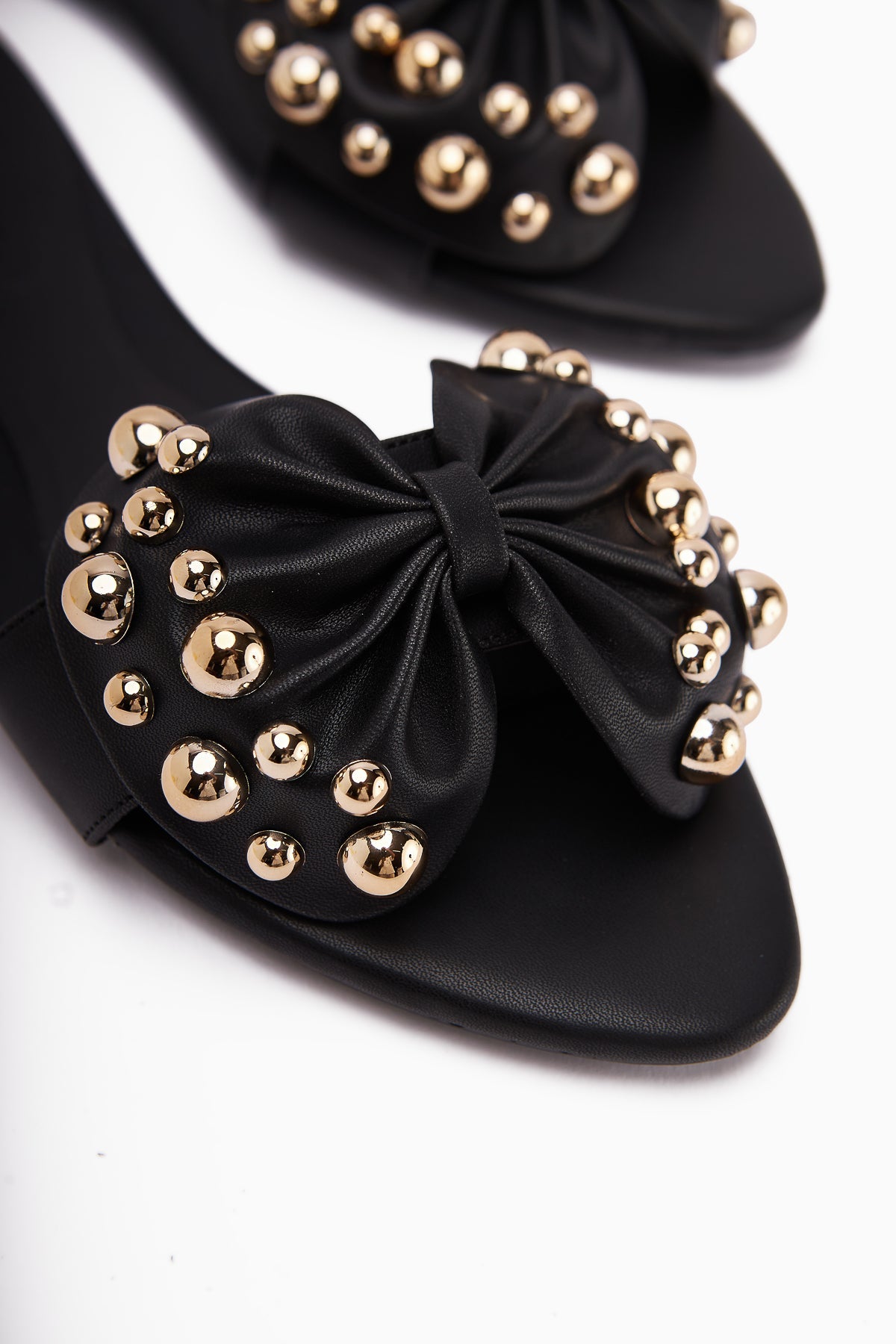 Dotty Schwarze Damen Slipper mit Schleife, Nietenfransen