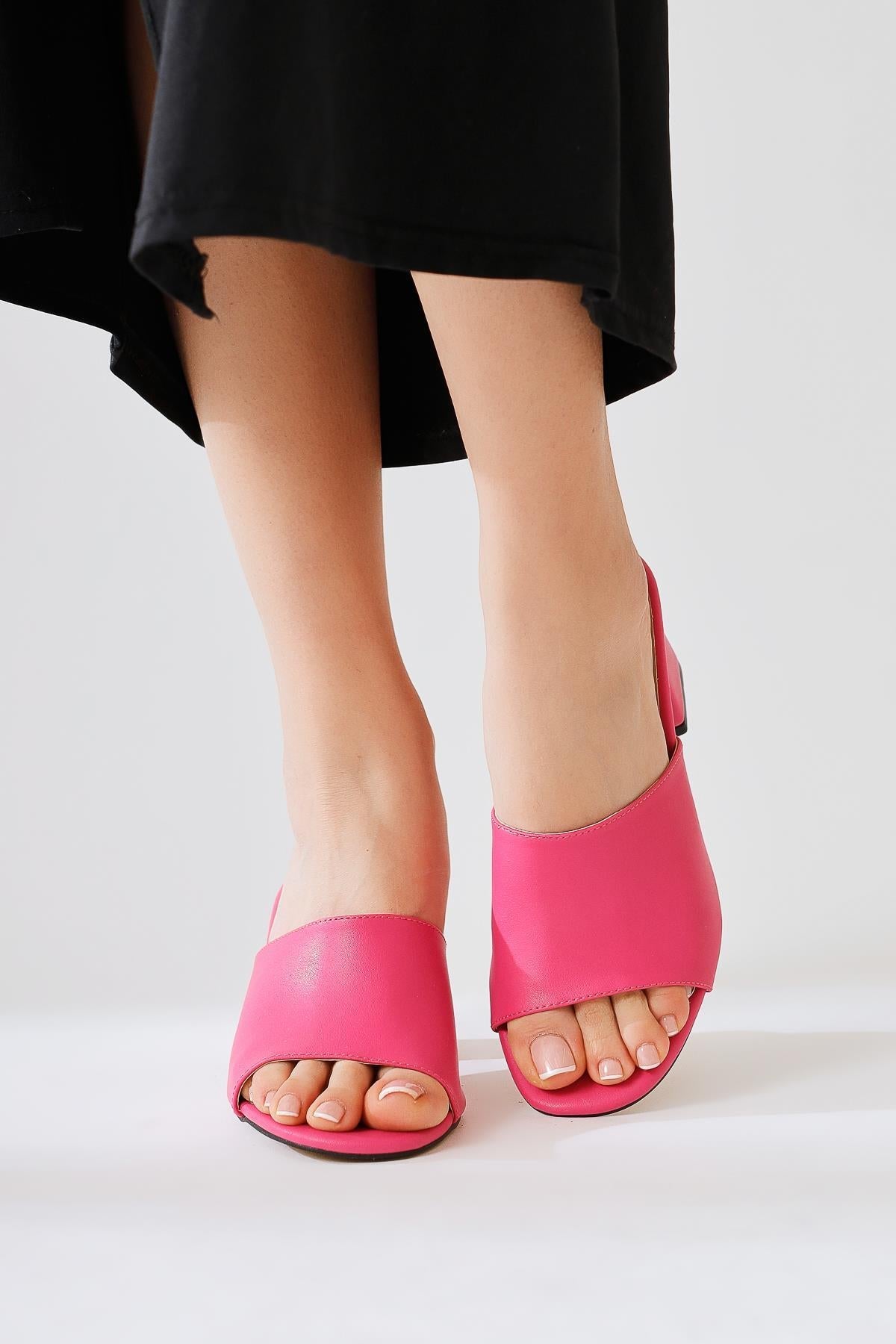 Sabela Fuchsia Pantoletten mit metallischen Absatzdetails