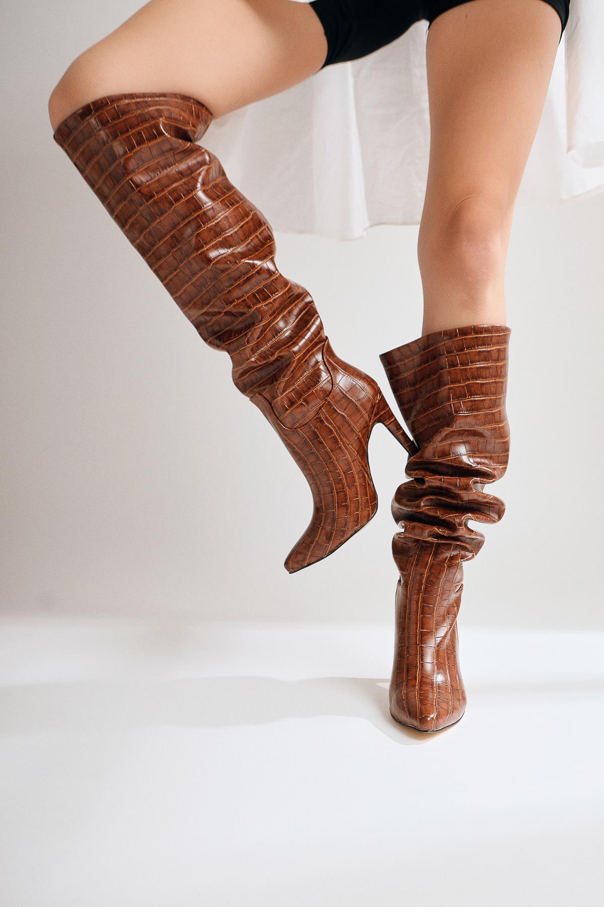 Nenya – Cognac Lack Overknee-Stiefel mit Kroko-Prägung, spitzer Zehenpartie und Stilettoabsatz (Damen)